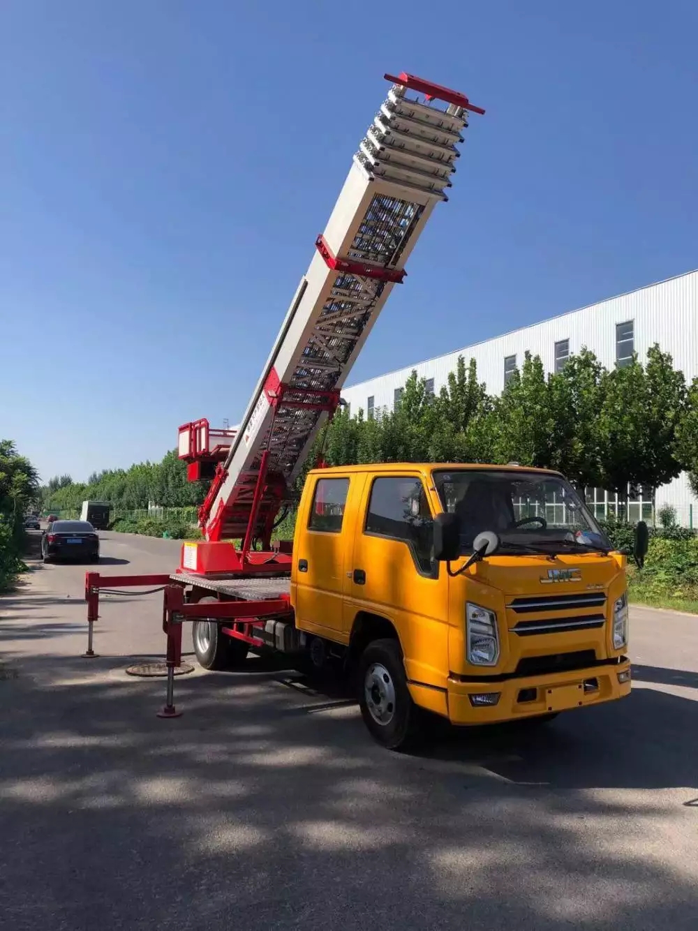 新郑附近的云梯车出租服务：轻松解决高空作业需求