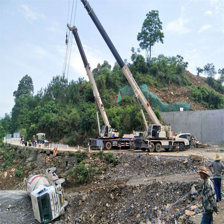 新郑汽车掉沟里叫吊车救援要多少钱